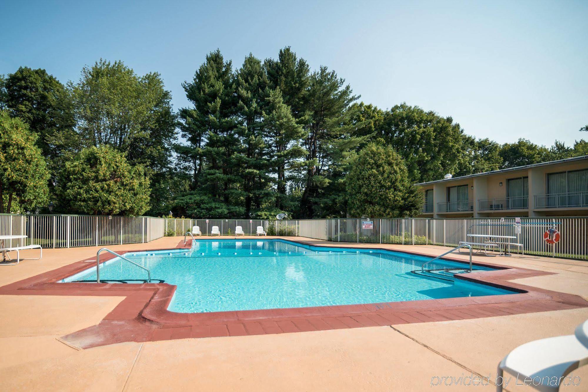 Rodeway Inn Greenfield Exterior photo