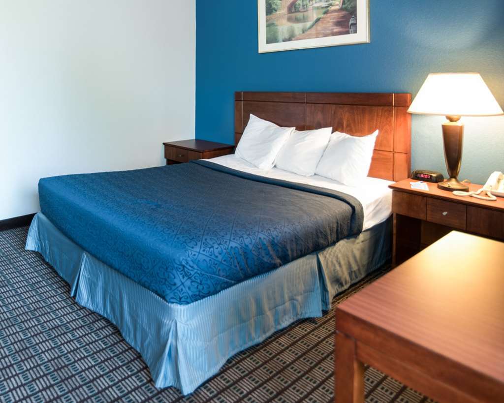 Rodeway Inn Greenfield Room photo